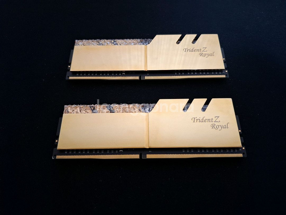 지스킬 로얄 DDR4 3200 32GB(16GB 두개)--0