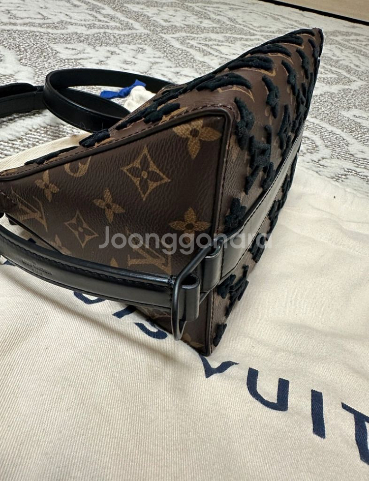 루이비통 리미티드 버질아블로 트라이앵글 메신저 크로스백--2