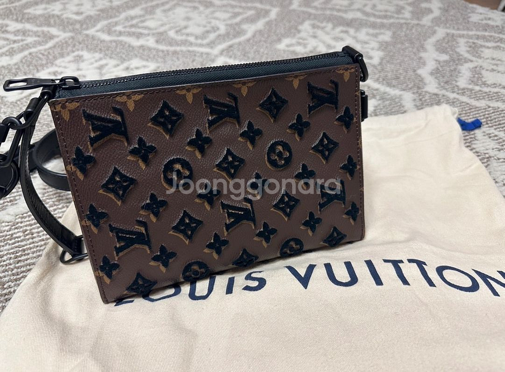 루이비통 리미티드 버질아블로 트라이앵글 메신저 크로스백--1