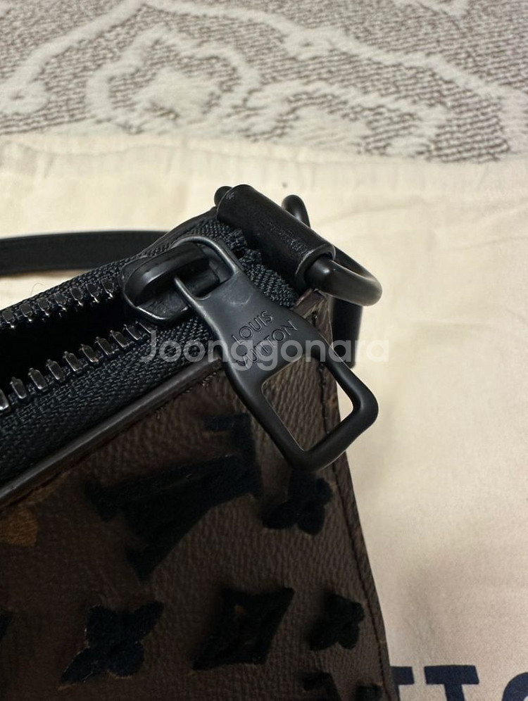 루이비통 리미티드 버질아블로 트라이앵글 메신저 크로스백--4