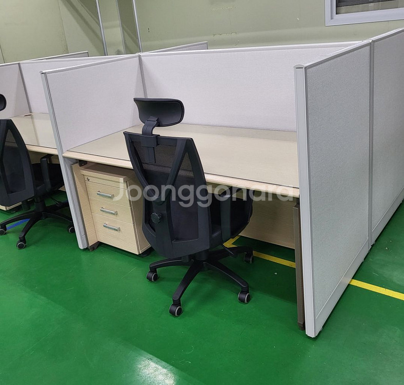 파티션 책상 의자 원탁 철제캐비넷 철재옷장 작업탁자--1