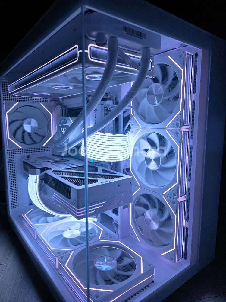 라이젠 9600X RTX5070TI 올화이트 본체--1