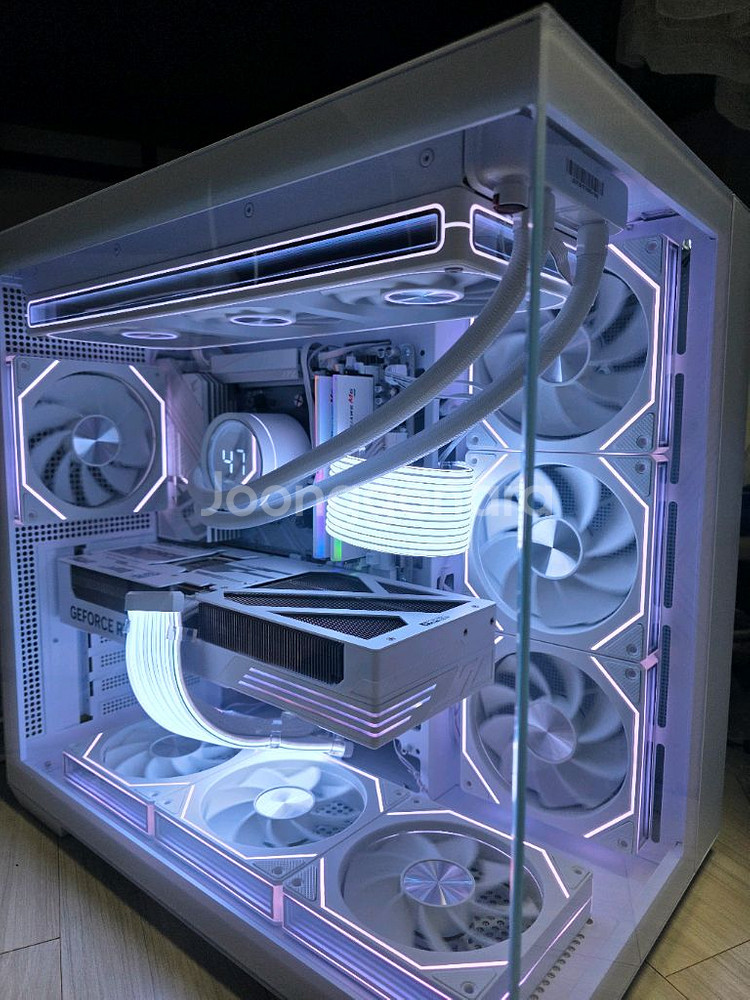 라이젠7 7800X3D RTX5070TI 본체 팝니다--1