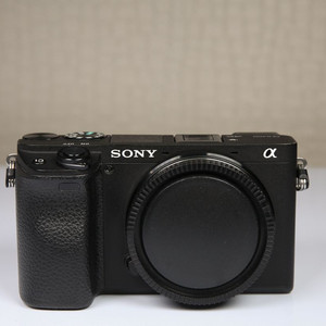 소니 a6400 바디 + selp18105g 렌즈