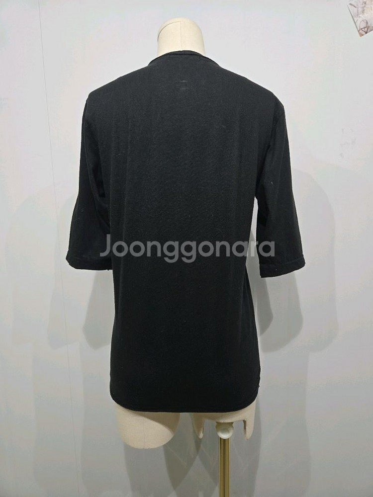 토네이도 마트 블랙 V넥 레터링 반팔 티셔츠--1