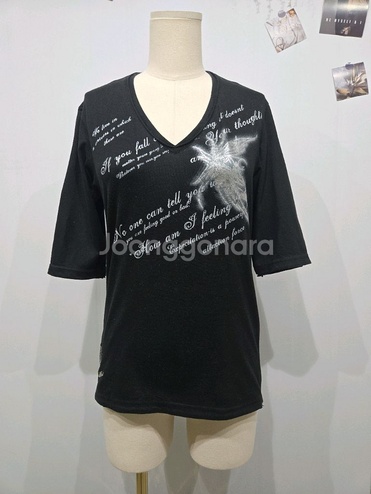 토네이도 마트 블랙 V넥 레터링 반팔 티셔츠--0