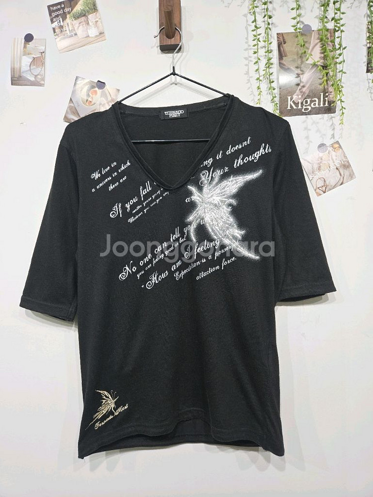 토네이도 마트 블랙 V넥 레터링 반팔 티셔츠--2