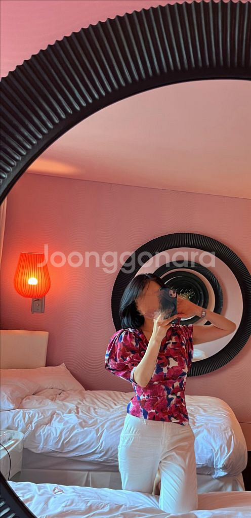 이자벨마랑 손담비 언발 블라우스/ 자크뮈스/ 쟈딕--5