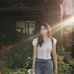 아워캐비넷 화이트 오프숄더 블라우스