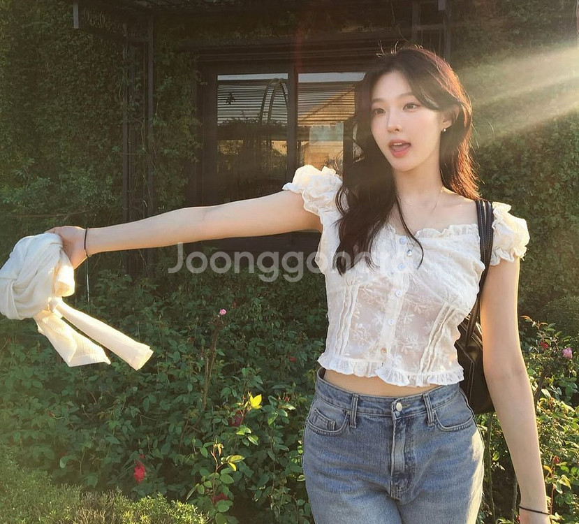 아워캐비넷 화이트 오프숄더 블라우스--1