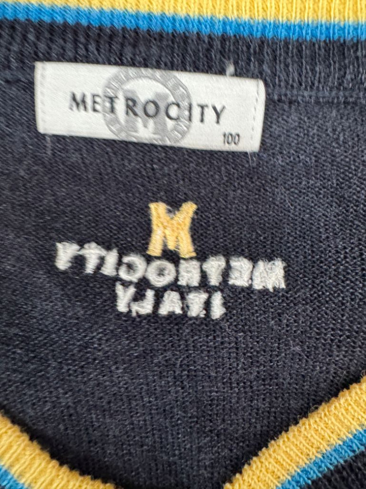 메트로시티 브이넥 베스트 이미지