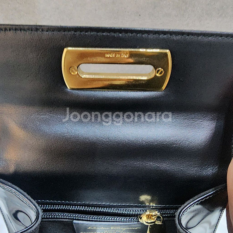 페레가모 켈리백 아이코닉 탑핸들 스몰 유광블랙 내장칩--8