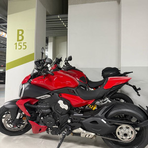 두카티 디아벨 v4 23년식 신차급