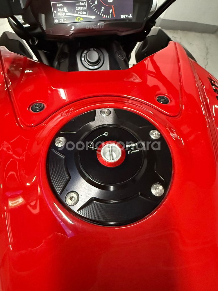 두카티 디아벨 v4 23년식 신차급--5