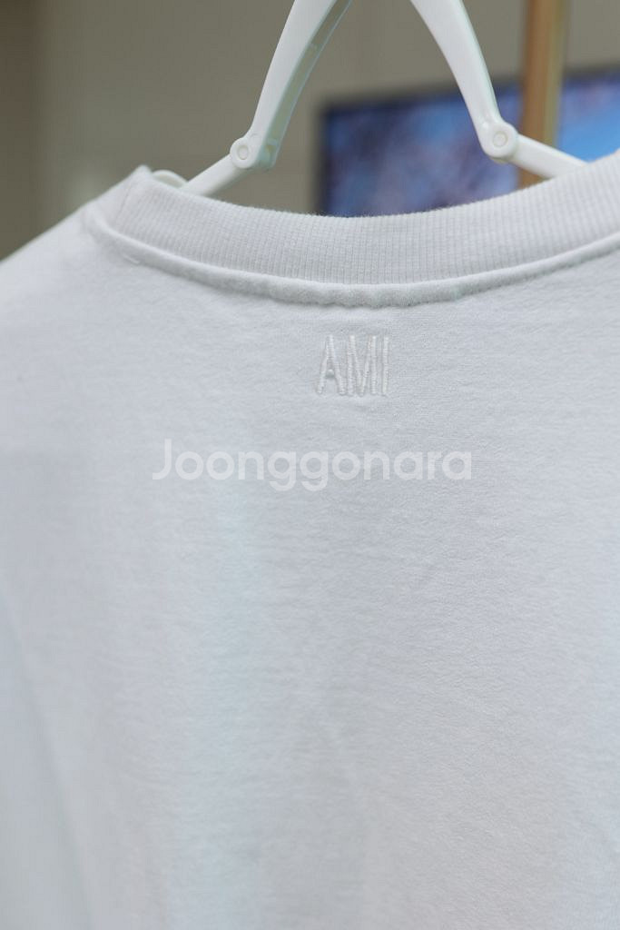 아미(AMI) 하트 로고 화이트 반팔 티셔츠--3