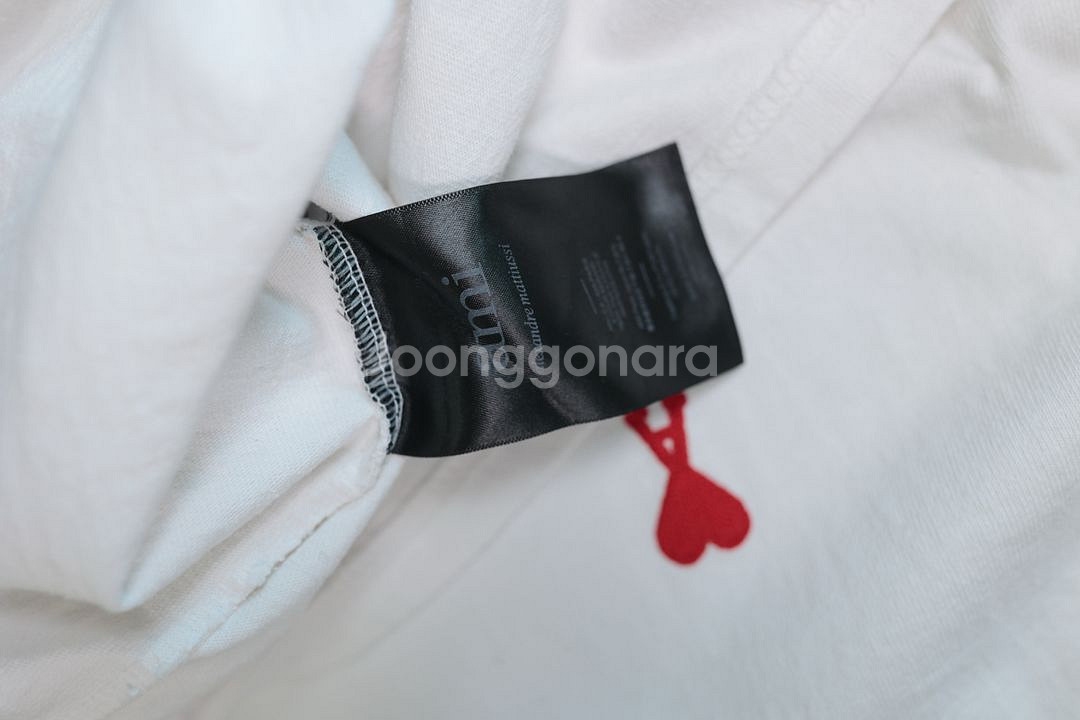 아미(AMI) 하트 로고 화이트 반팔 티셔츠--4