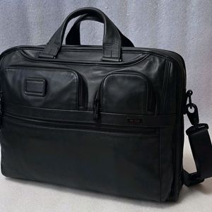 투미 알파2 컴팩트 라지스크린 랩탑 브리프 96114D