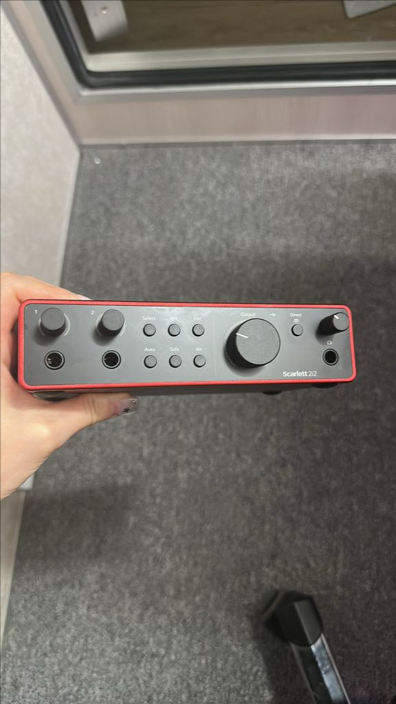 스칼렛 2i2 4세대 포커스라이트 오인페 이미지