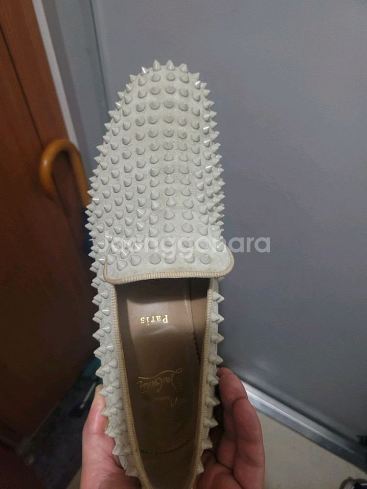 크리스찬 루부탱 아이보리 롤러 스웨이드 로퍼 팝니다구두--0