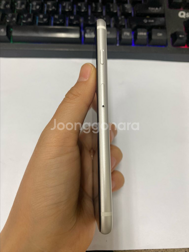 아이폰SE2 화이트 A급 128GB 무잔상--5
