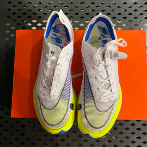 베이퍼플라이2 화이트볼트 러닝화 300사이즈