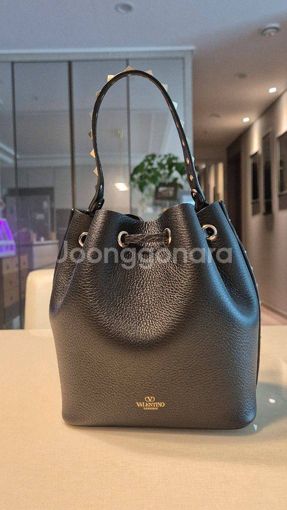 [새상품급] 발렌티노 락스터드 드로우스트링 버킷백--7