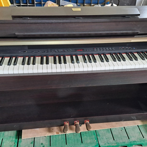 야마하 Clavinova 디지털 피아노 CLP-330