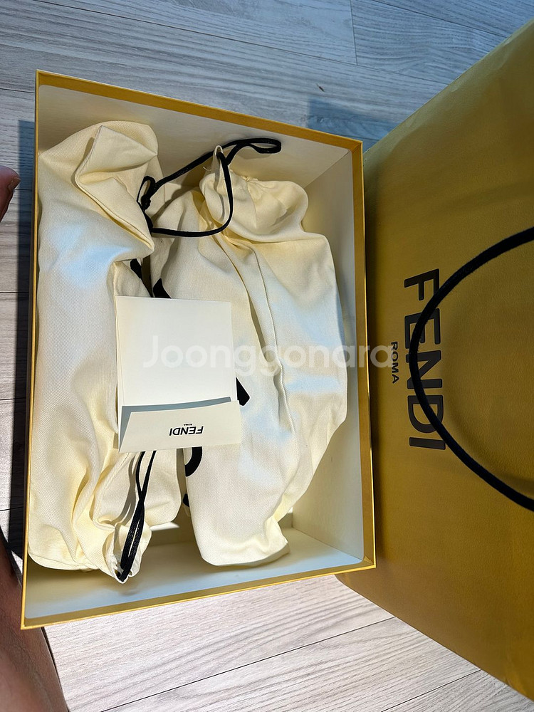 펜디 플로우 스니커즈 화이트 컬러--1