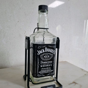 잭다니엘 1.75L 공병과 거치대 세트