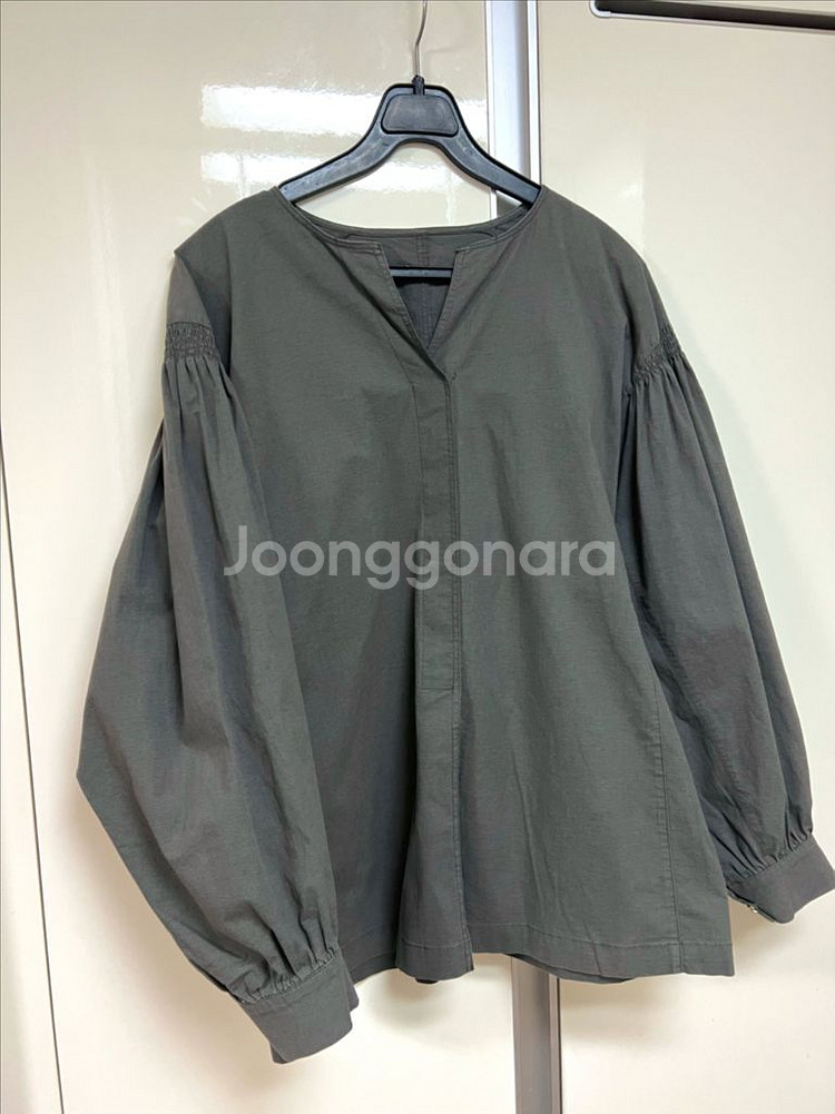 한섬 시스템 바스락 골드장식 벌룬 퍼프 셔츠 블라우스--1