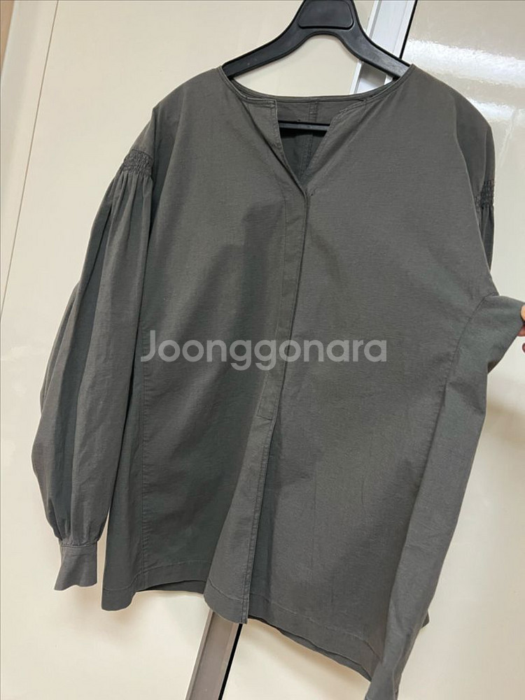한섬 시스템 바스락 골드장식 벌룬 퍼프 셔츠 블라우스--4