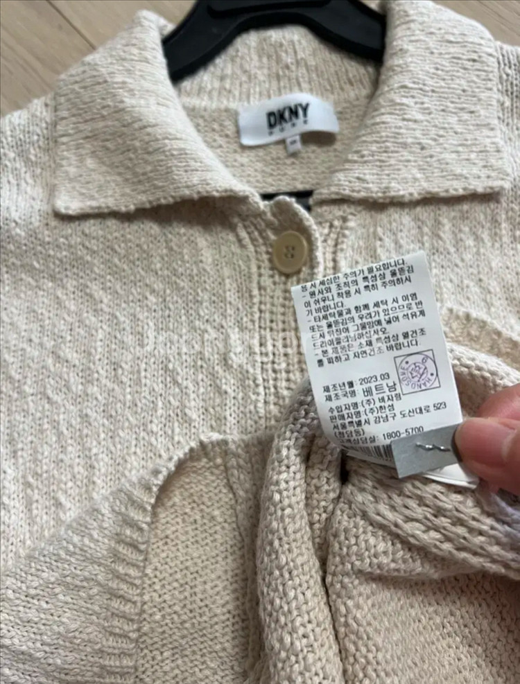 23 한섬 DKNY 린넨코튼 부클 카라 반팔 니트가디건--8