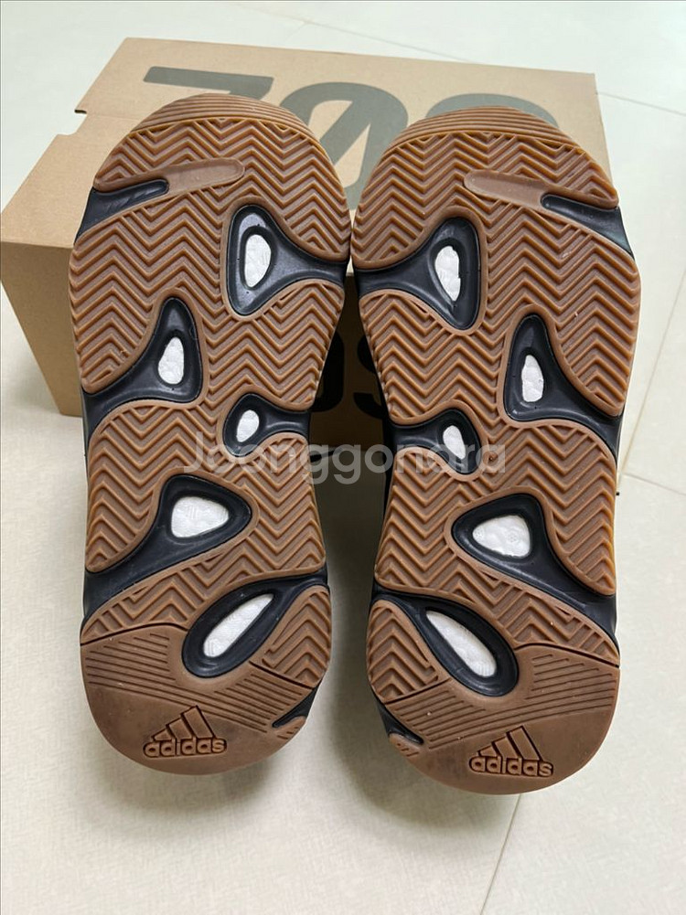 이지부스트 700 유틸리티 블랙 275사이즈 새상품급--4