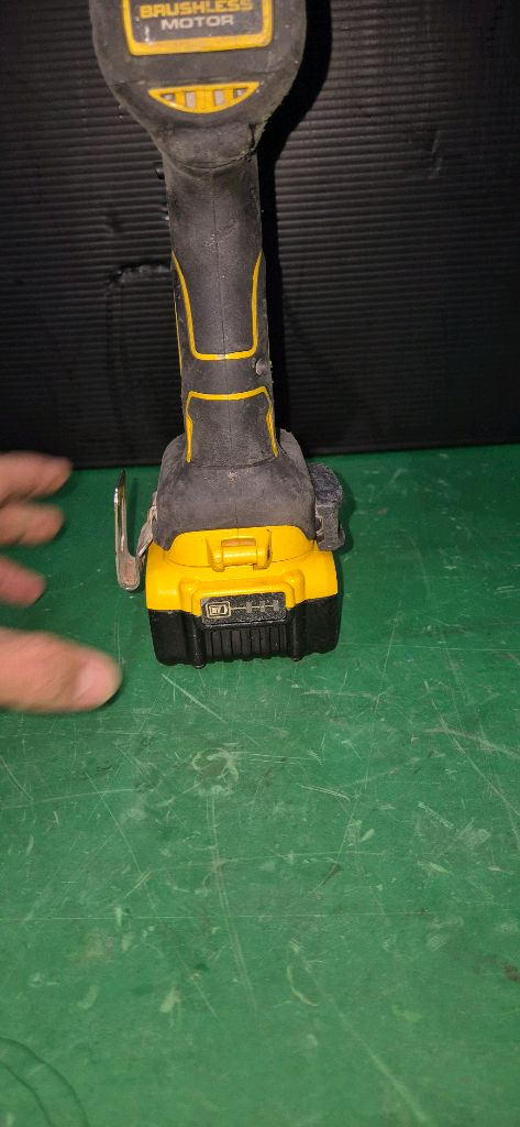 디월트 충전 해머 드릴 DCD796 20V 배터리포함 이미지