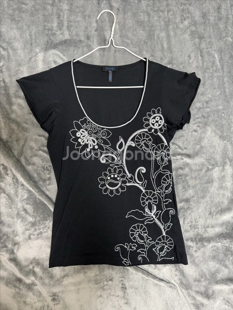에스카다 반팔 티셔츠 꽃자수 정품--0