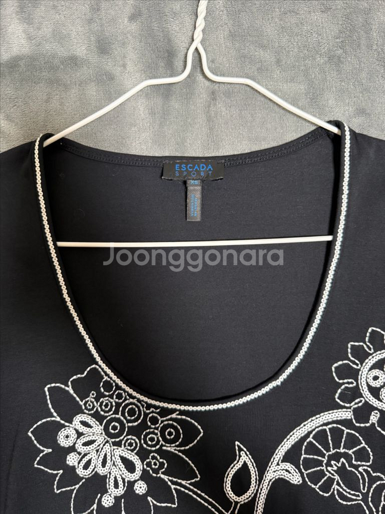 에스카다 반팔 티셔츠 꽃자수 정품--1