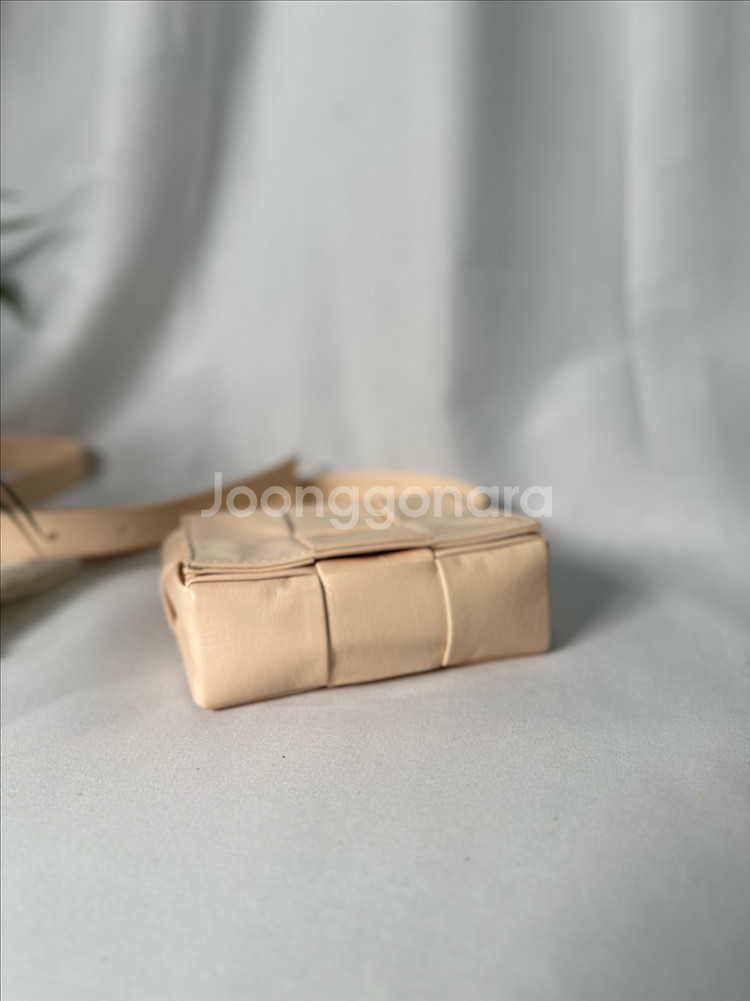 보테가베네타 미니카세트백 핑크베이지--5