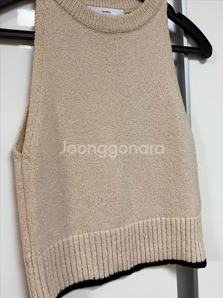 러브미우 콜렉트 니트 나시 베이지 홀터넥 티셔츠 민소매--8