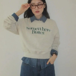 썸웨어버터 크롭 로고 맨투맨 스웻셔츠