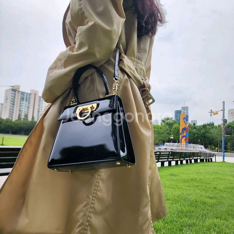 페레가모 켈리백 아이코닉 탑핸들 스몰 유광블랙 내장칩--0