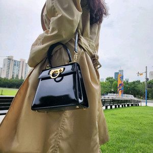 페레가모 켈리백 아이코닉 탑핸들 스몰 유광블랙 내장칩