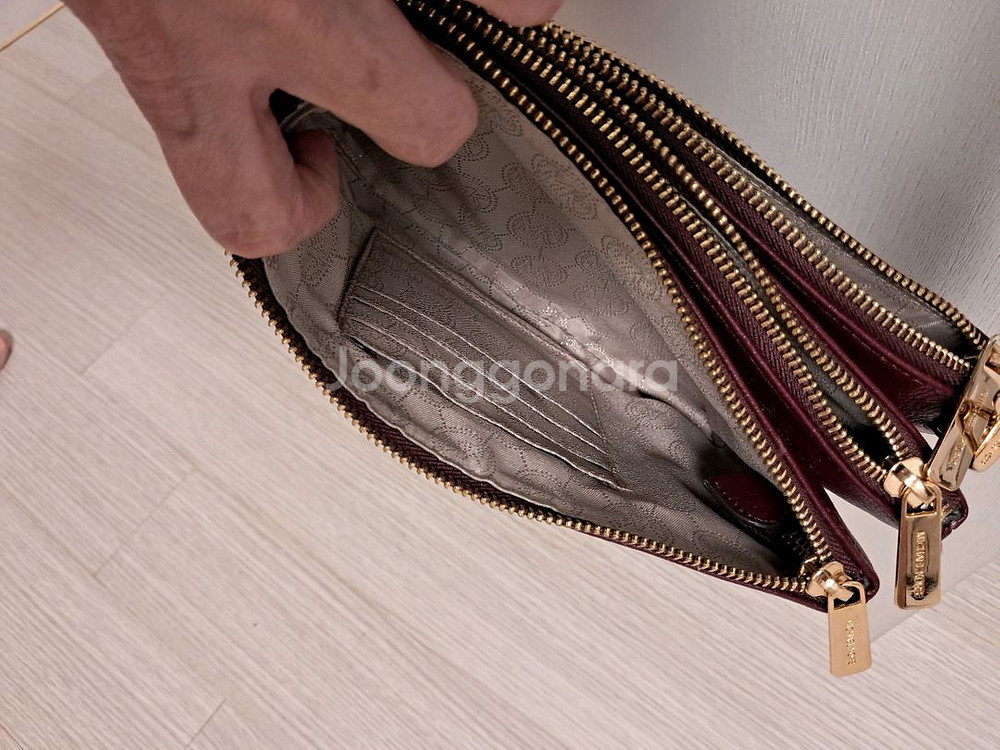 마이클 코어스 버건디크로스백--5