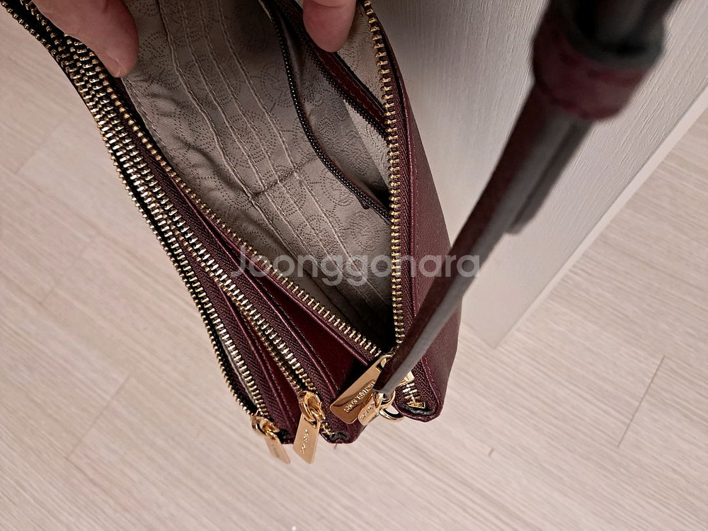 마이클 코어스 버건디크로스백--4