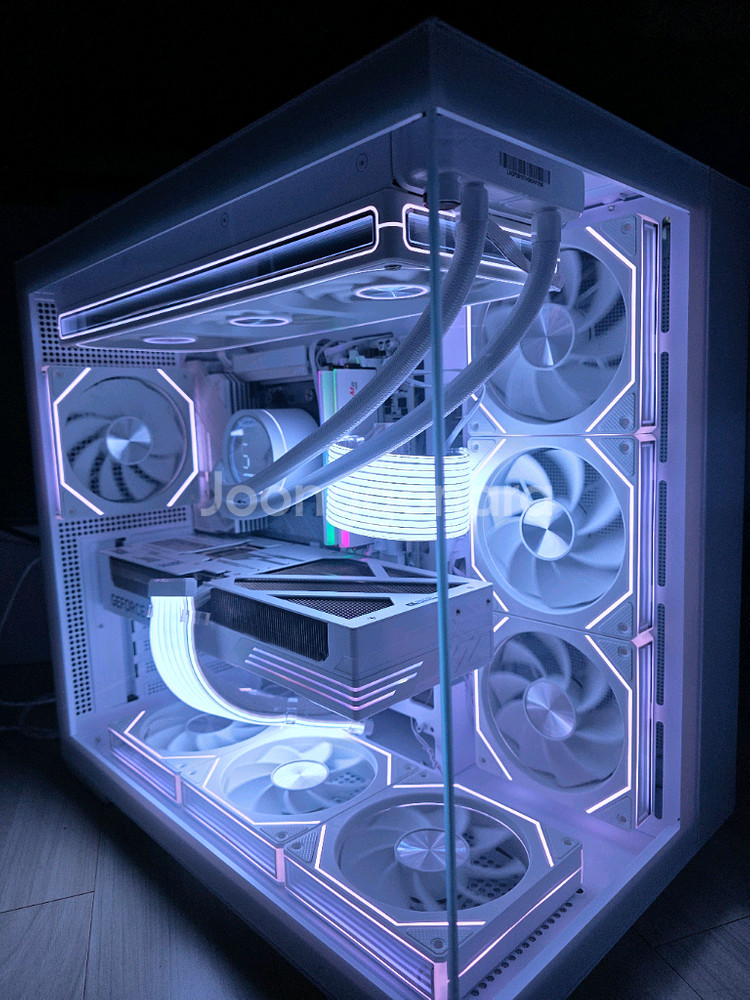 라이젠7 9800X3D RTX5080 올화이트 본체--0