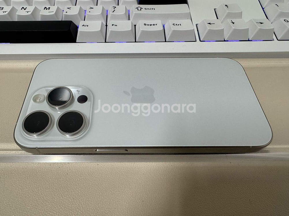 [기스찍힘x] 아이폰 15 프로 화이트 256g--4