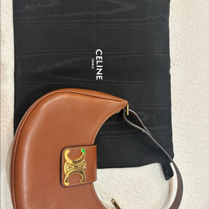 CELINE 셀린느 아바 트리옹프백 미디엄 (탄컬러)