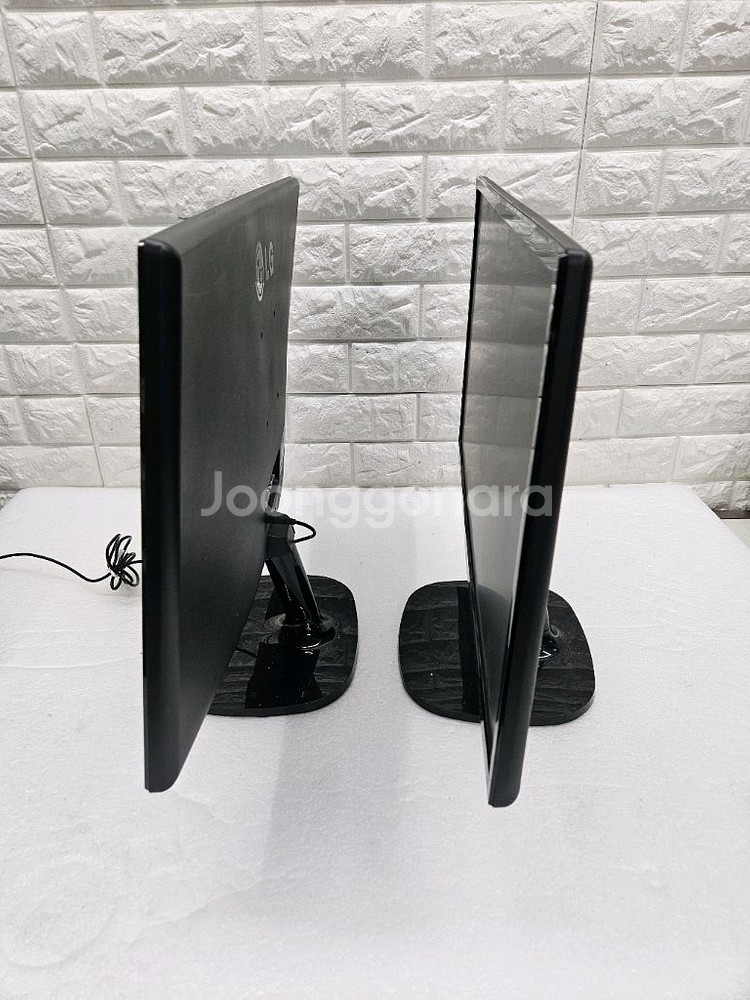 LG 24인치 LED 모니터 2개 입니다--2