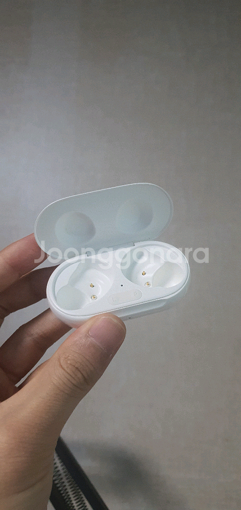 버즈 플러스 화이트 충전기 본체 판매합니다--1