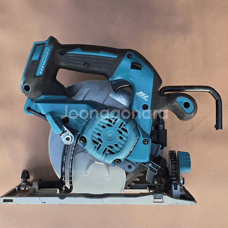 마끼다 18v 충전 원형 톱 DHS680 (중고품)--1