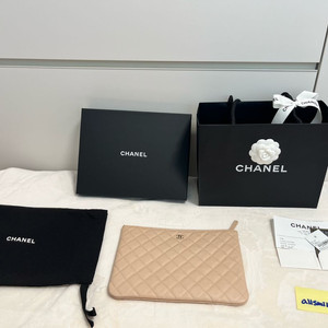 샤넬 클래식 클러치 샴골 뉴미듐 라이트베이지 새상품급처
